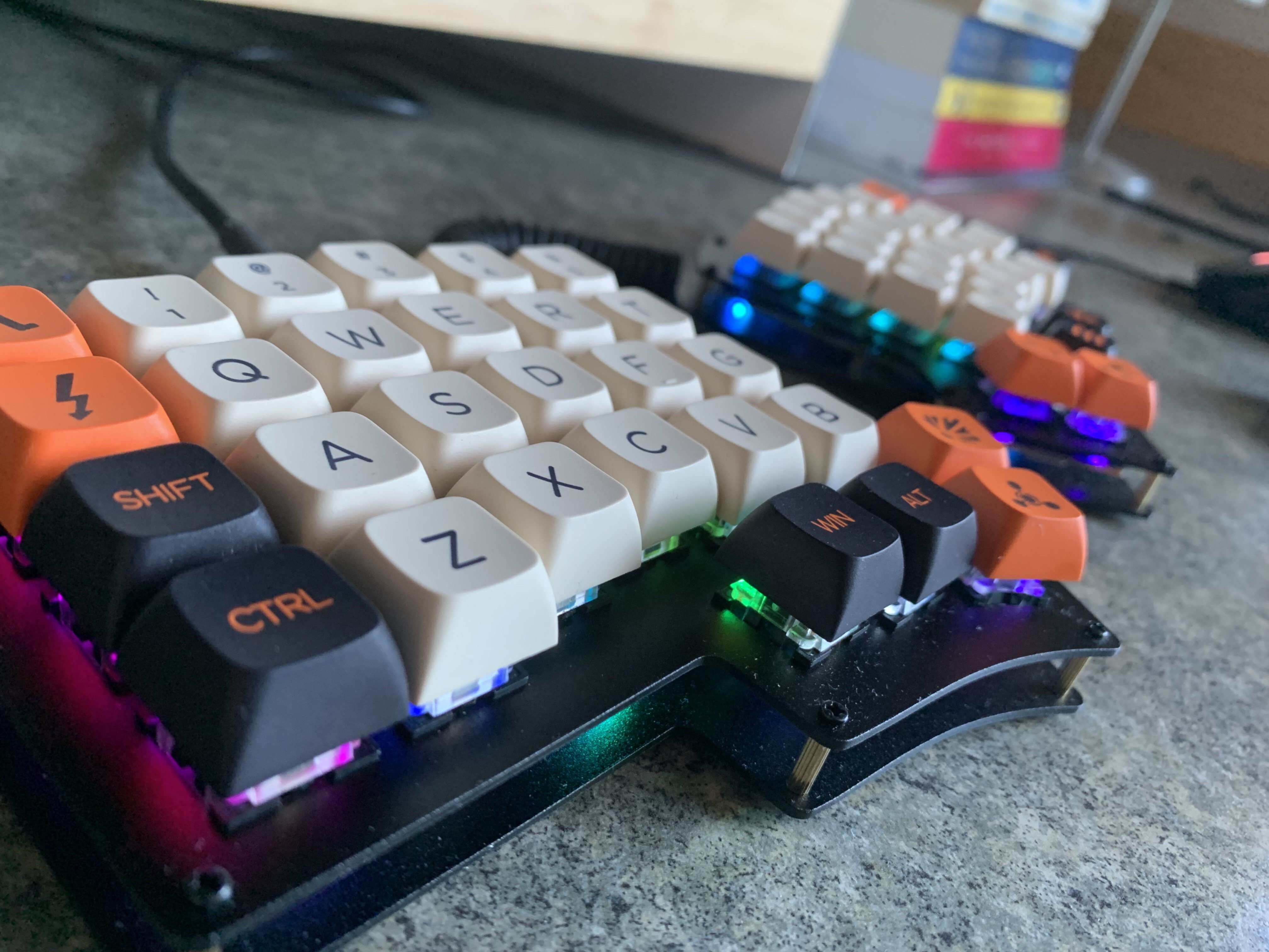 Beutifully immaculate split keybaord